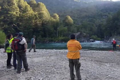 Rescatistas buscan a un joven que desapareció al ingresar al Río Manso en la provincia de Río Negro