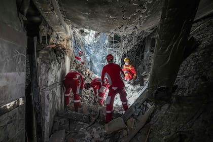 Rescatistas buscan entre los escombros de una sección dañada de la prisión de Evin tras un ataque israelí el día anterior, en Teherán, Irán, el martes 24 de junio de 2025