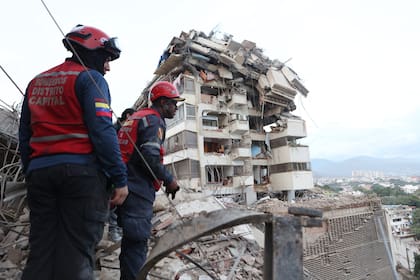 Rescatistas buscan entre los escombros tras un terremoto en La Guaira