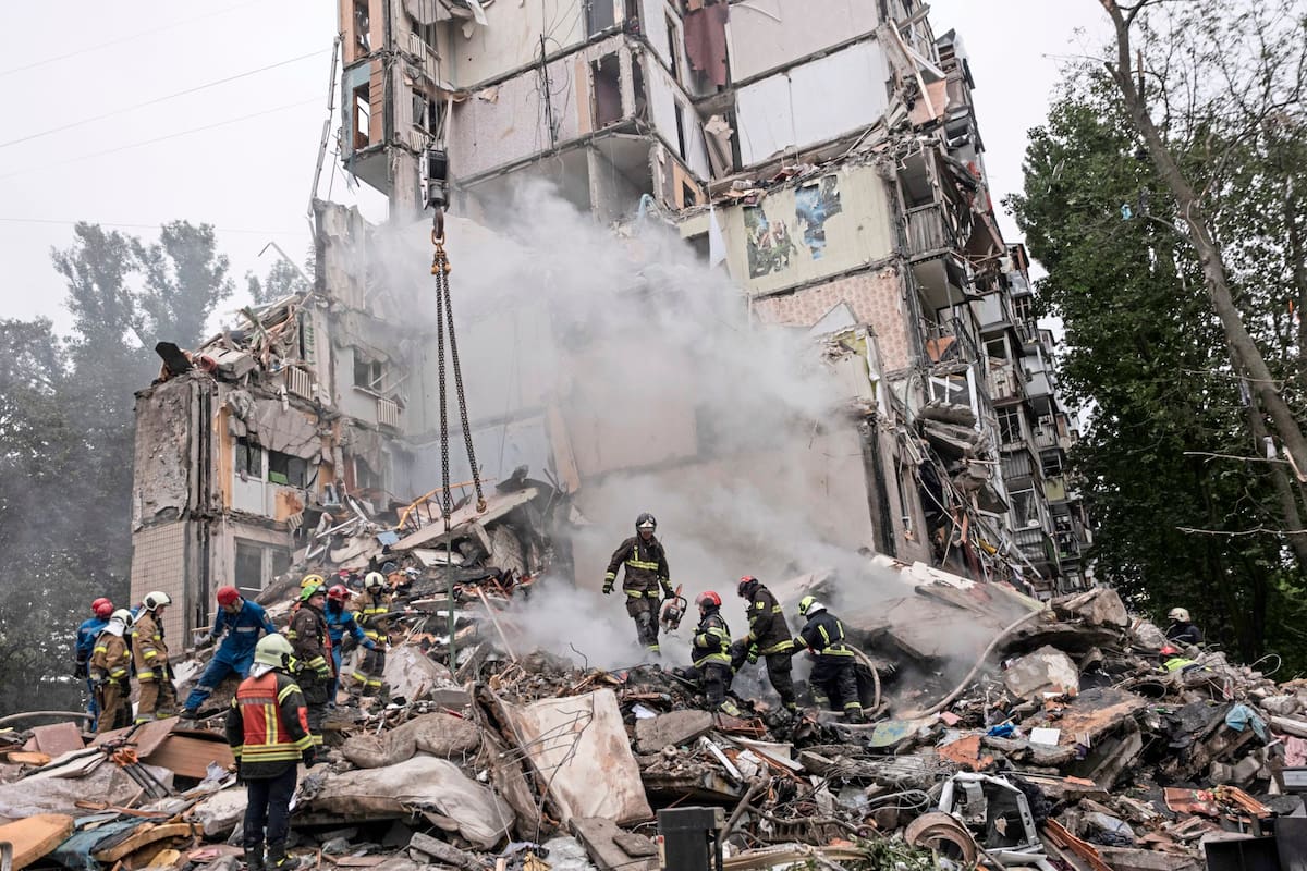 Rescatistas buscan sobrevivientes bajo los escombros de un edificio residencial destruido después de un ataque con misiles rusos (Foto: archivo de julio 2025)