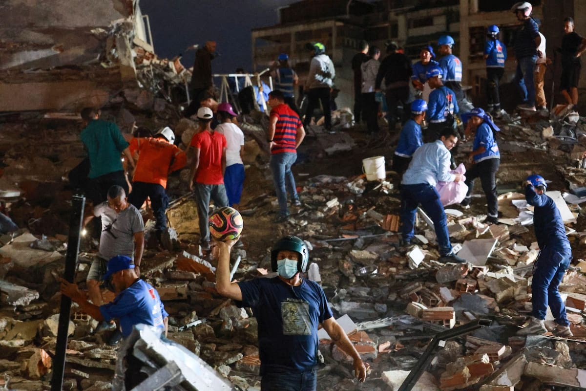 Rescatistas buscan sobrevivientes entre los escombros