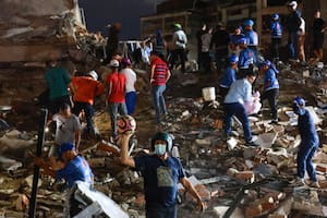 A los gritos, los venezolanos buscan a sus seres queridos entre los escombros de edificios