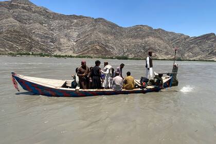 Rescatistas buscan sobrevivientes luego de que un barco naufragó en el distrito de Mohmand Dara en la provincia de Nangarhar, al este de Kabul, Afganistán, el sábado 1 de junio de 2024. (AP Foto)