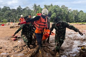 Rescatistas cargan el cuerpo de una víctima de inundaciones en Agam, Sumatra Occidental, Indonesia, el domingo 30 de noviembre de 2025