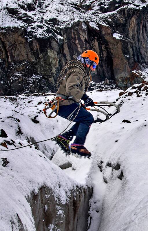 En el rescate en hielo, en caso de tener que saltar grietas, el cruce se hace de a uno . Los otros que están atados a la misma soga, se tiran al piso y traban su piqueta por si el que intenta cruzar cae y deben frenarlo.