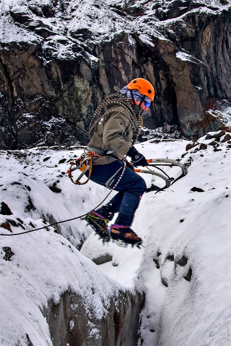 En el rescate en hielo, en caso de tener que saltar grietas, el cruce se hace de a uno . Los otros que están atados a la misma soga, se tiran al piso y traban su piqueta por si el que intenta cruzar cae y deben frenarlo.
