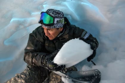 En caso de tener que pasar la noche en medio de la montaña, los rescatistas hacen cuevas de nieve en la que se pueden proteger de las inclemencias del tiempo.