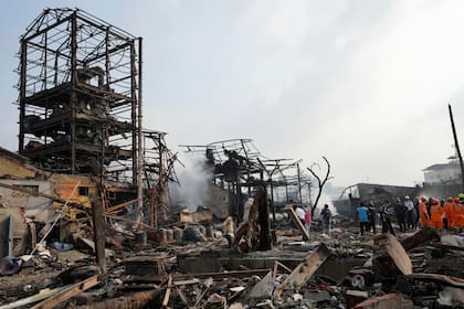 Rescatistas de la Fuerza Nacional de Respuesta a Desastres trabajan entre los restos de una planta química donde se registró una explosión y un incendio, en Dombivali, cerca de Mumbai, India, el 24 de mayo de 2024. (AP Foto/Rajanish Kakade)