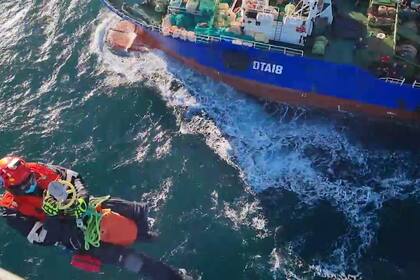 Rescatistas de la Prefectura evacuaron de urgencia al tripulante de un barco pesquero de bandera surcoreana frente a las costas de Chubut