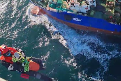Rescatistas de la Prefectura evacuaron de urgencia al tripulante de un barco pesquero de bandera surcoreana frente a las costas de Chubut
