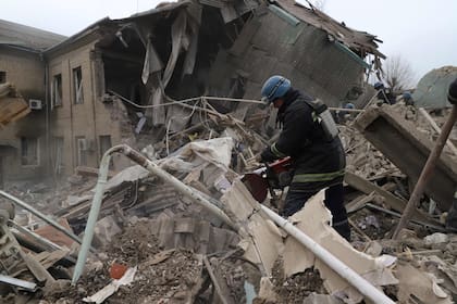 Rescatistas despejan los escombros del edificio de maternidad de dos plantas destruido en la región de Zaporiyia, el 23 de noviembre de 2022, en medio de la invasión rusa de Ucrania.
