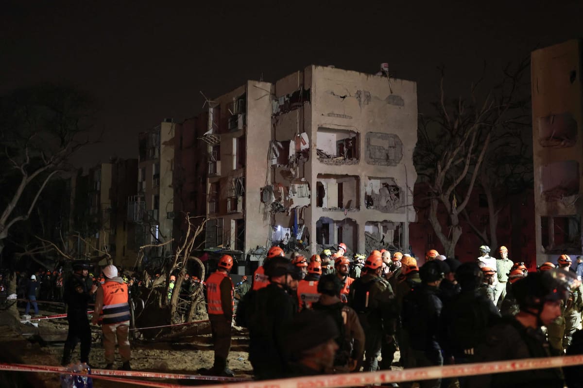 Rescatistas en Arad, tras el ataque de misiles iraníes