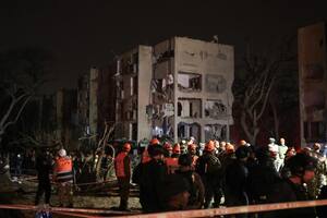 Rescatistas en Arad, tras el ataque de misiles iraníes