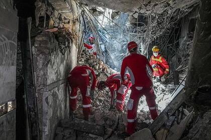 Rescatistas en el interior de la prisión tras el ataque.