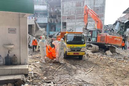 Rescatistas en Indonesia buscan alumnos desaparecidos tras colapso escolar que dejó 40 muertos