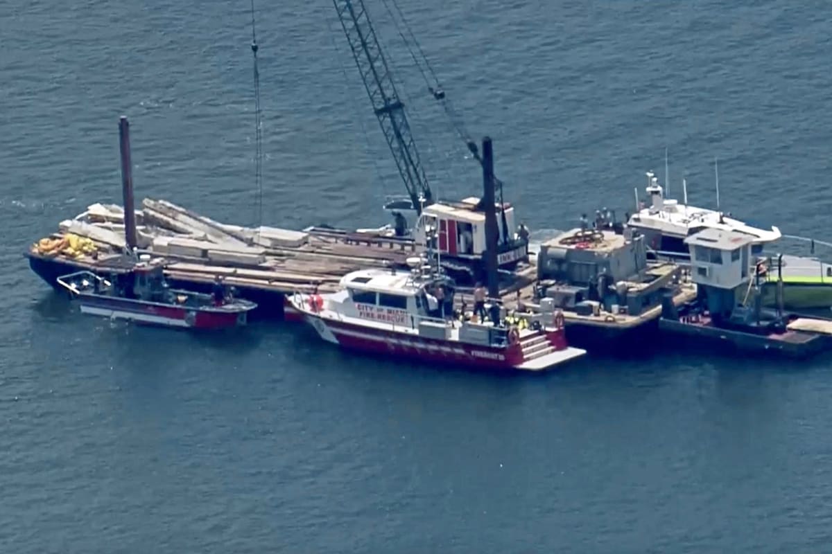 Rescatistas en la barcaza involucrada en el accidente