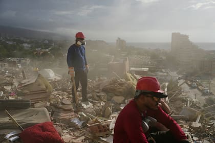 Rescatistas en medio de la destrucción tras los sismos en La Guaira
