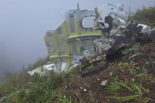 Rescatistas indonesios encuentran los restos del avión accidentado en una región montañosa
