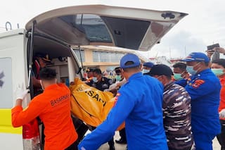 Rescatistas indonesios recuperan tercer cuerpo tras hundimiento de barco turístico