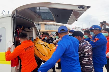 Rescatistas indonesios recuperan tercer cuerpo tras hundimiento de barco turístico