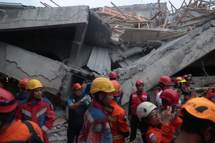 Rescatistas indonesios trabajan contrarreloj para buscar sobrevivientes tras derrumbe de una escuela