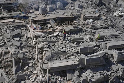 Rescatistas inspeccionan un edificio destruido en la ciudad de Nabatiyeh, en el sur del Líbano. (AP Foto/Mohammed Zaatari)