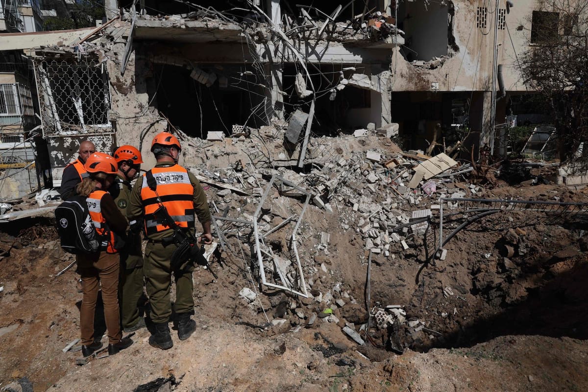 Rescatistas israelíes en la zona en la que cayó un misil iraní en Tel Aviv