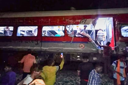 Rescatistas laboran el sábado 3 de junio de 2023 en el sitio donde dos trenes de pasajeros se descarrilaron, en el distrito Balasore, estado de Orisha, en el este de la India. (AP Foto)