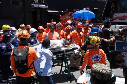Rescatistas llevan a una persona sacada de entre los escombros del club nocturno Jet Set después de que se derrumbara el techo durante un concierto de merengue en Santo Domingo, República Dominicana, el martes 8 de abril de 2025. (AP Foto/Ricardo Hernandez)