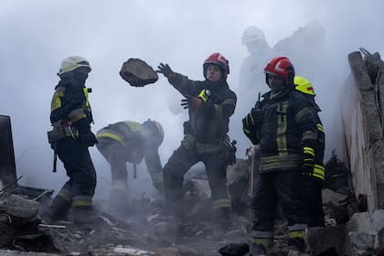 Rescatistas retiran escombros del edificio atacado por el misil ruso en Dnipro