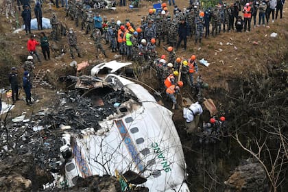 Rescatistas sacan el cuerpo de una víctima que murió en un accidente de avión de Yeti Airlines en Pokhara el 16 de enero de 2023.