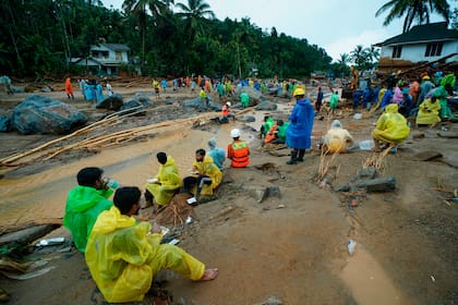 Rescatistas toman un descanso para comer el martes 30 de julio de 2024 mientras buscan por sobrevivientes tras unos aludes que azotaron localidades montañosas en el distrito de Wayanad, en el estado de Kerala, India. (AP Foto)