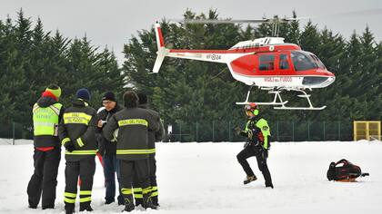 Rescatistas trabajan en el hotel que fue cubierto por una avalancha