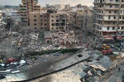 Rescatistas trabajan en el lugar donde un ataque aéreo israelí alcanzó un edificio y dañó un hospital en la ciudad portuaria de Tiro, en el sur de Líbano, el 1 de junio de 2026 (AP Foto)