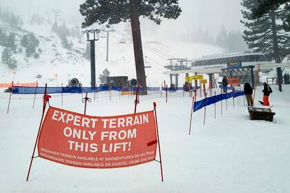 Rescatistas trabajan en el sitio donde ocurrió una avalancha en el complejo de esquí Palisades Tahoe, el miércoles 10 de enero de 2024