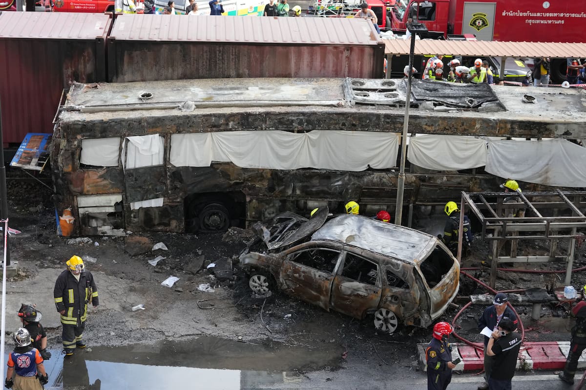 Rescatistas trabajan en la escena de un accidente de tren, cerca de la estación de Makkasan, en Bangkok, Tailandia, el 16 de mayo de 2026 (AP Foto/Sakchai Lalit)