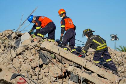 Rescatistas trabajan entre los escombros de un edificio derrumbado en George, Sudáfrica, el 9 de mayo de 2024. (AP Foto/Jerome Delay)