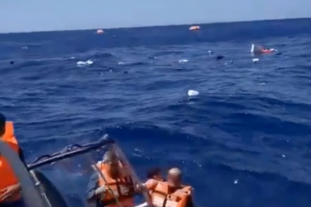 Rescatistas trabajan frente a la costa de Chipre