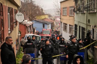 Rescatistas trabajan tras derrumbe de dos edificios en el centro de Estambul por explosión de gas