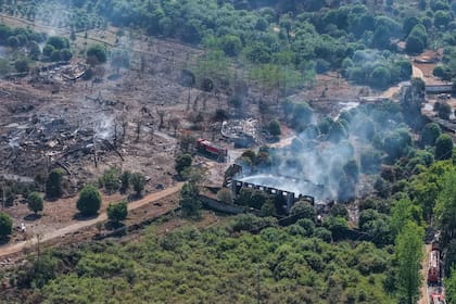 Rescatistas trabajando en el lugar tras una explosión en una planta de fuegos artificiales en el poblado de Guandu, en Liuyang, provincia central china de Hunan, el 5 de mayo de 2026