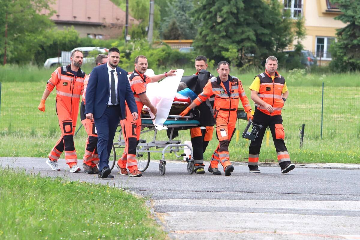 Rescatistas trasladan en camilla al primer ministro de Eslovaquia, Robert Fico