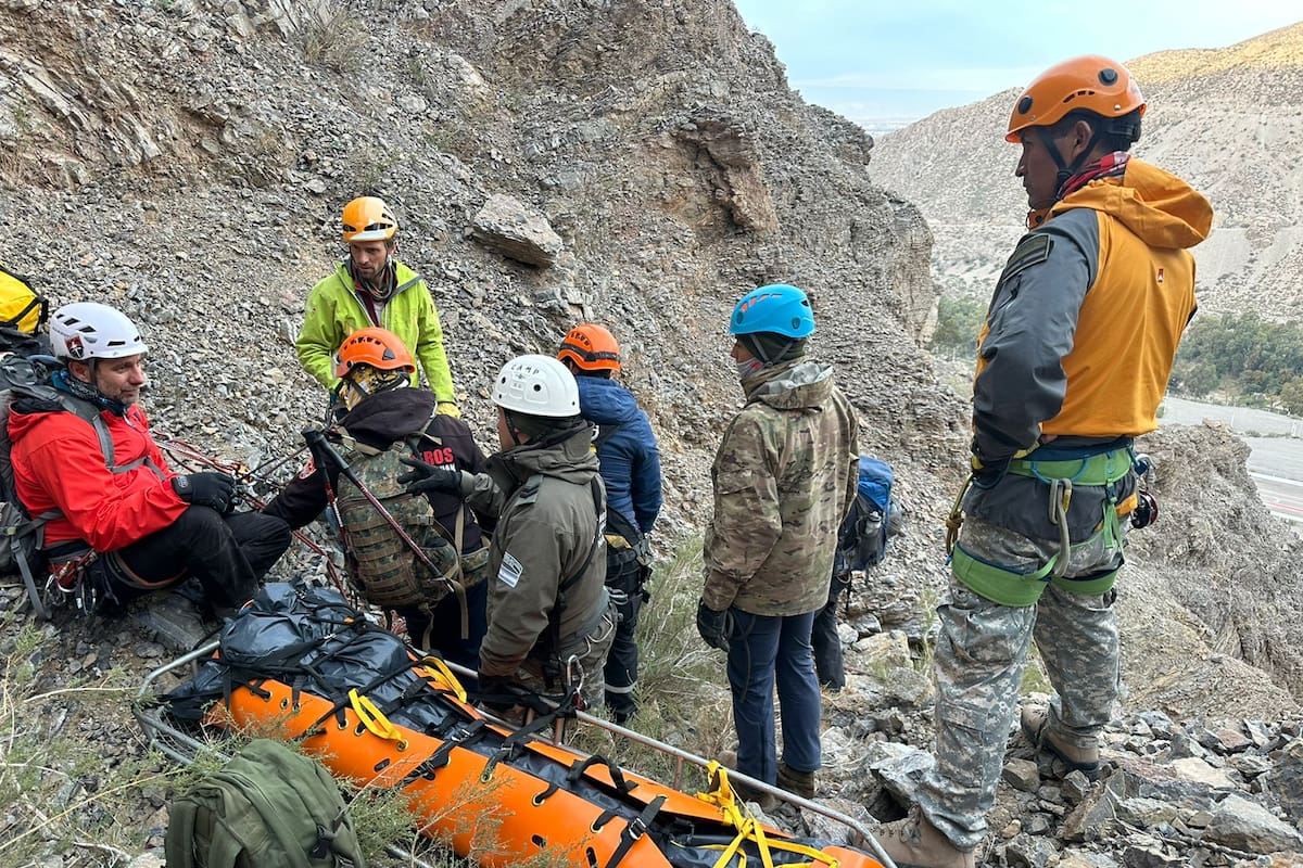 Rescatistas trasladan los restos de la turista alemana Julia Horn