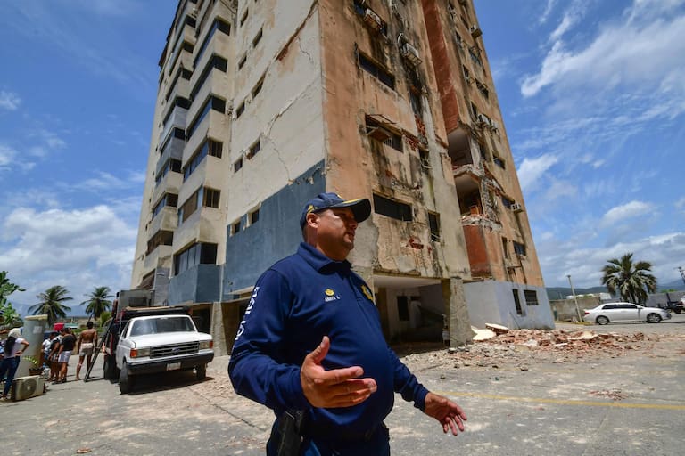 Rescue workers and volunteers search through the rubble of a collapsed building following twin earthquakes in Moron, Carabobo State on June 26, 2026. Rescuers used heavy machinery and their bare hands on June 26 in a race to save survivors of deadly twin earthquakes in Venezuela that killed at least 235 people, hurt thousands and flattened scores of buildings. (Photo by Orlando Obispo / AFP)