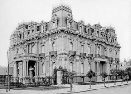 Residencia Ortíz Basualdo, frente a la Plaza San Martín.