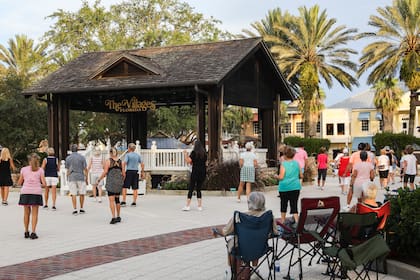 Residente de The Villages bailan en el Lake Sumter Landing Market. (Eve Edelheit/The New York Times)