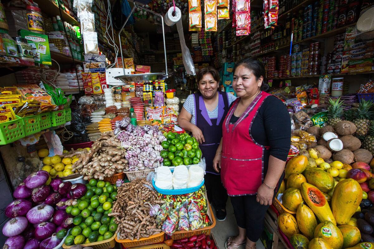 Residentes bolivianas que atienden un comercio en Liniers siguen con interés lo que pasa en su país