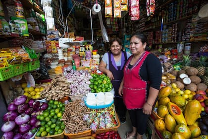Residentes bolivianas que atienden un comercio en Liniers siguen con interés lo que pasa en su país