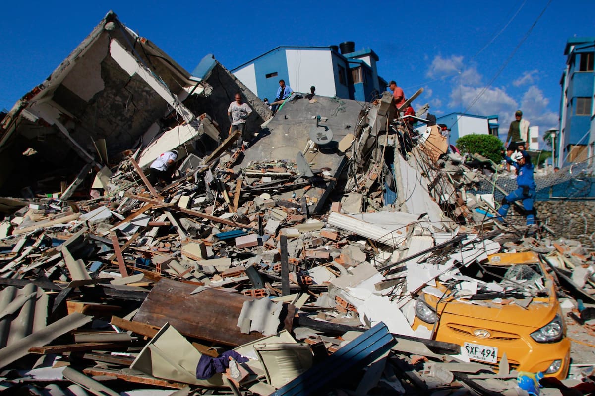 Residentes buscan entre los escombros tras un terremoto que sacudió Pereira, Colombia