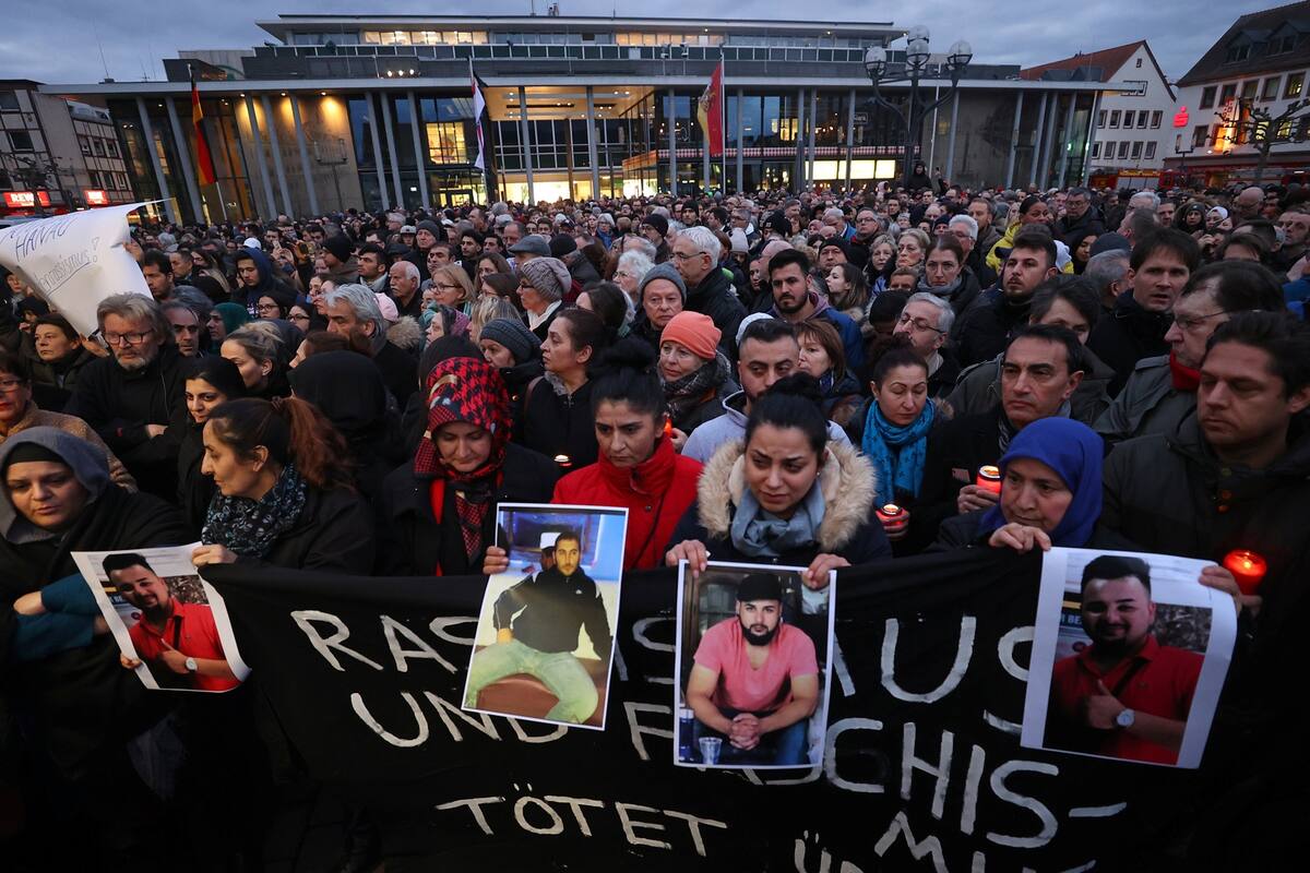 Residentes de Hanau, ayer, durante una vigilia por las víctimas de la matanza