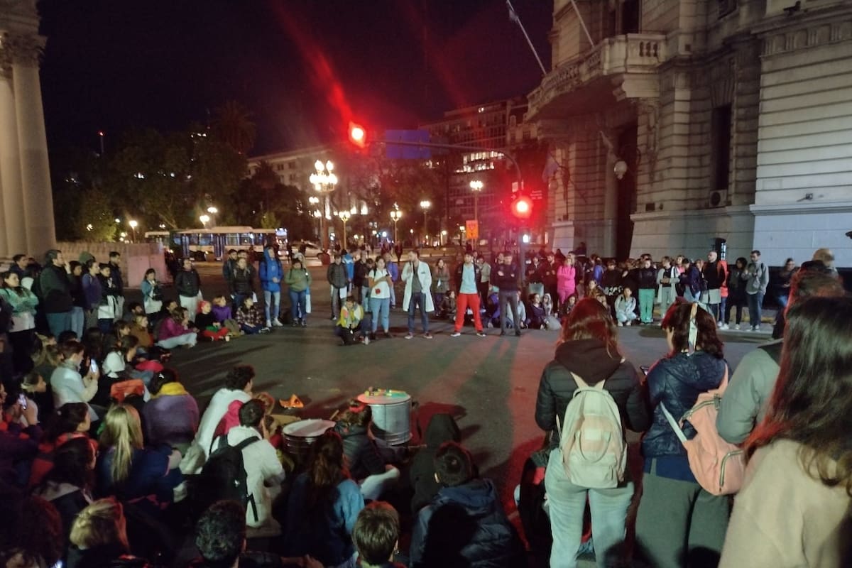 Residentes de hospitales porteños realizaron una asamblea en plena calle y votaron un paro de 24 horas